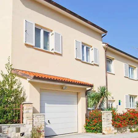 Lägenhet With A Garden Pula