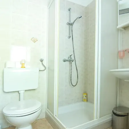 Appartement With A Garden Pula