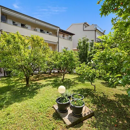 With A Garden 아파트