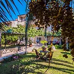 With A Garden Πούλα